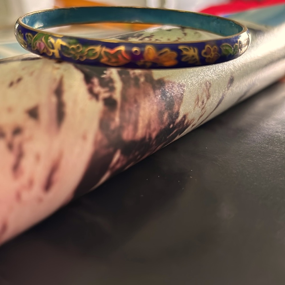 Beautiful vintage Asian cloisonne enamel bangle bracelet with floral design
